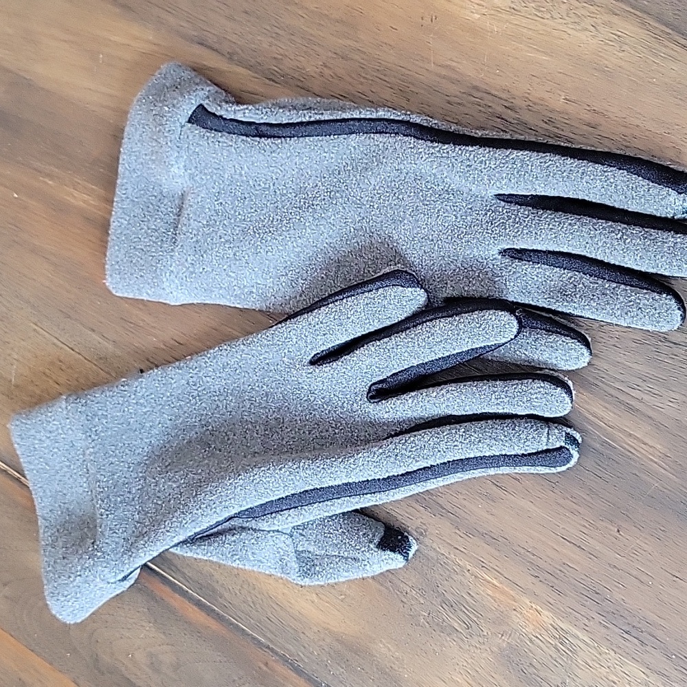 Isotoner Gray Fleece SmarTouch Gloves